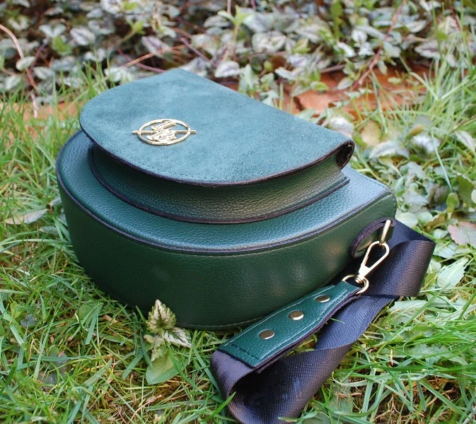 Kabelka smaragdová zelená crossbody zlaté kovanie LAURA BIAGGI