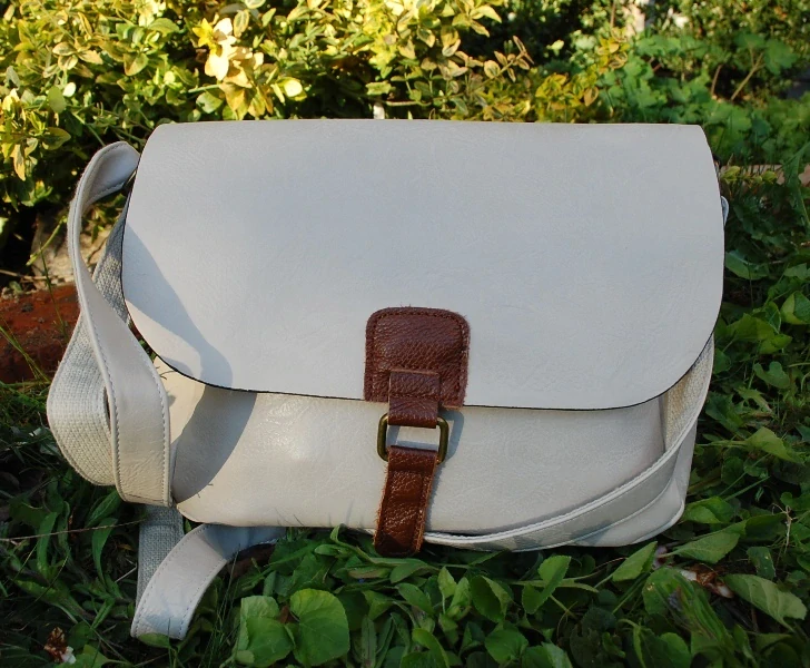 Kabelka smotanová mosadzné kovanie crossbody