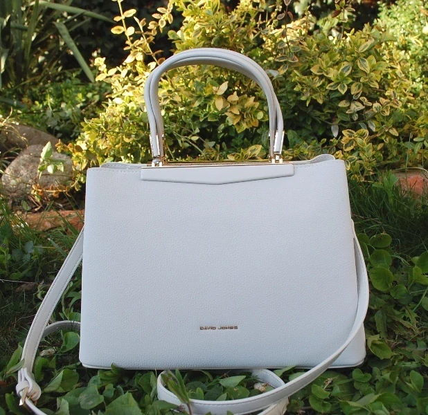 Kabelka biela matná zlaté ozdobné kovanie David Jones