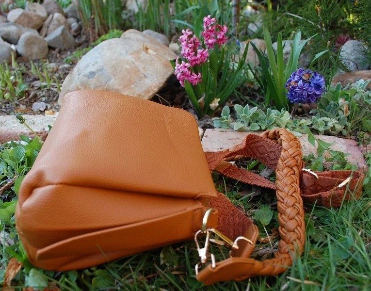 Kabelka hnedá koňaková pletená rúčka dlhé ramienko