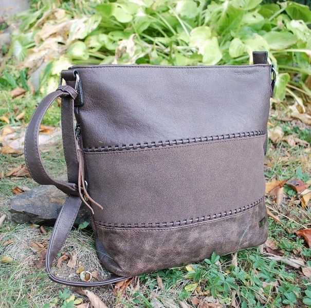 Kabelka hnedá tmavá crossbody tmavé kovanie