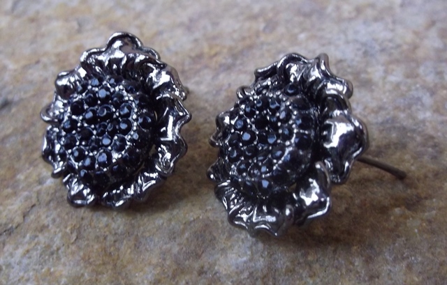 Náušnice striebornej farby vintage čierne brúsené sklo MONA 