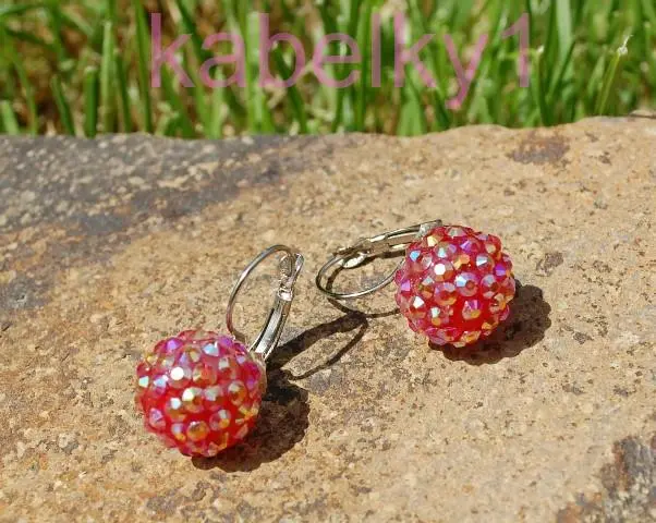 Náušnice guľky červená farba farebný odlesk 