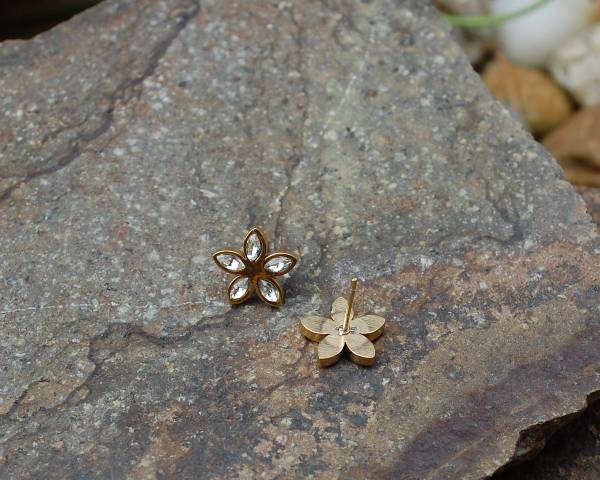 Náušnice MONA z chirurgickej ocele kvet zlatej farby 