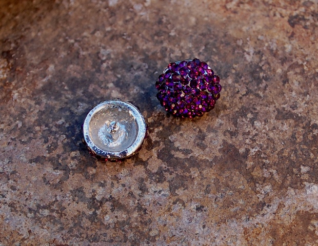 Náušnice striebornej farby brúsené sklo fialové 