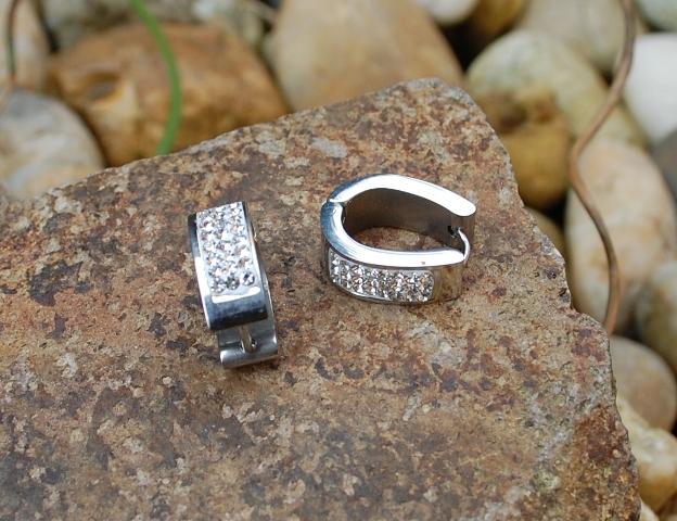 Náušnice chirurgická oceľ brúsené sklo strieborná farba