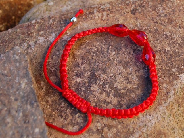  Náramok červená šnúrka brúsené sklo červenej farby