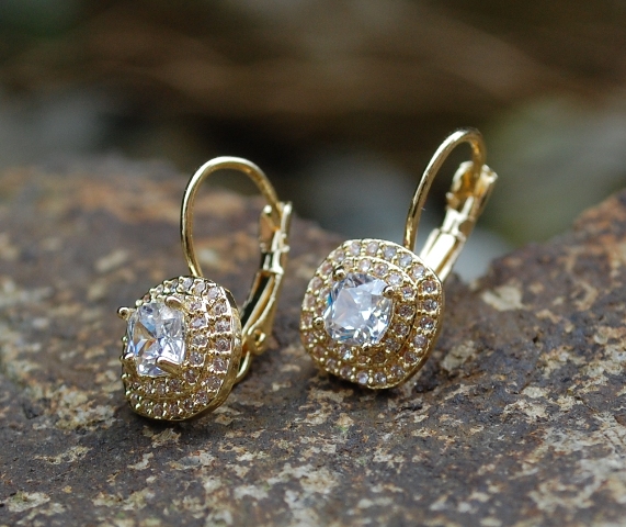 Náušnice zlatej farby brúsené kryštáliky strieborné 