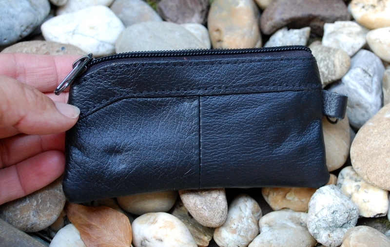 Púzdro čierne na kľúče so zipsom a vreckom