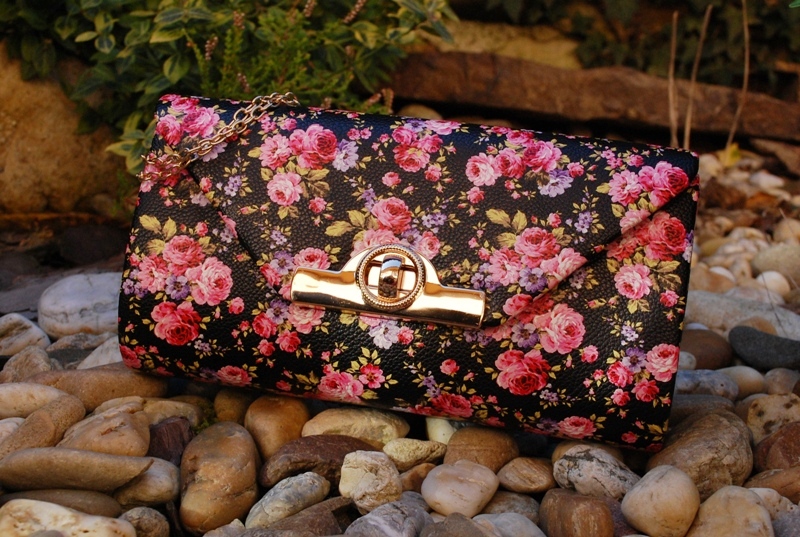 Kabelka čierna kvety ružová červená fialková zelená zlaté kovanie retiazka