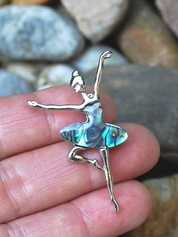 Brošňa MONA baletka strieborná zelené šaty