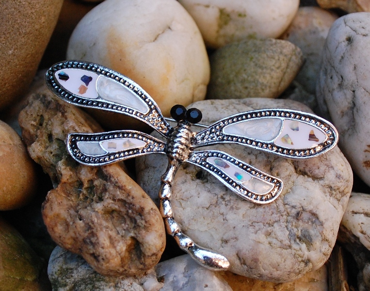 Brošňa strieborná zrkadlová vážka biele strieborné krídla čierne očká