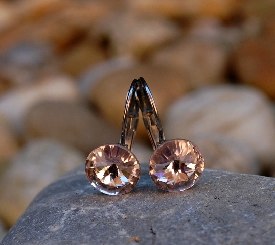 Náušnice strieborné brúsené sklo púdrové ružové