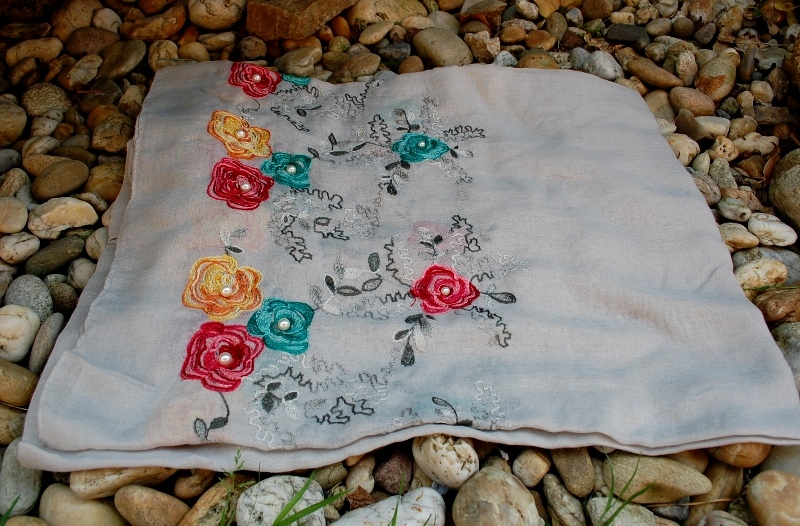 Šál šedý s perličkami mint mentol ružová červená zelená kvety vyšívka