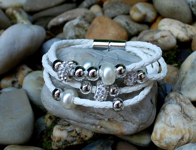 Náramok MONA pletená šnúrka biela farba strieborné guličky brúsené sklo