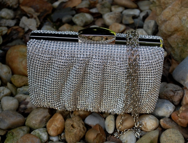 Kabelka strieborná štrasová plesová ozdobné zapínanie