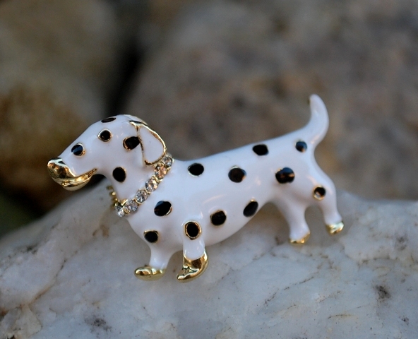 Brošňa psík biela čierne bodky zlatá retiazka brúsené sklo 