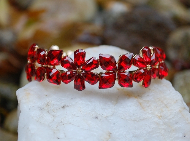 Náramok červené kvety brúsené sklo 