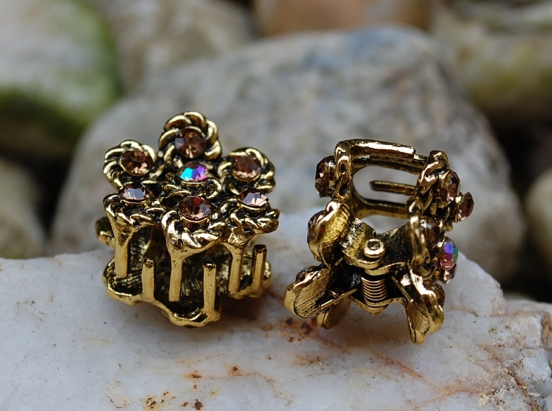 Ozdobné zlaté štipce s brúseným sklom výrazný lesk