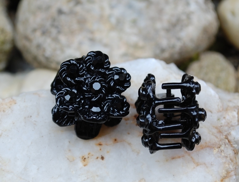 Ozdobné čierne štipce s brúseným sklom výrazný lesk