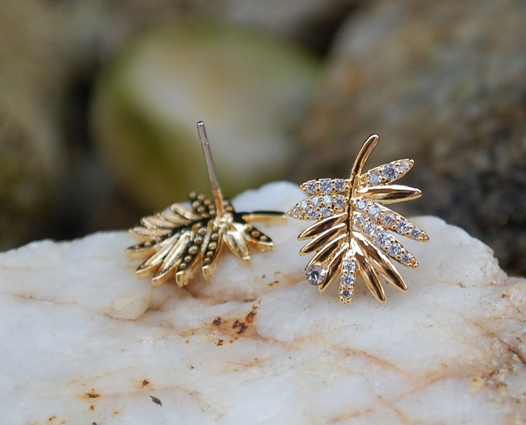 Náušnice zlatej farby lístočky brúsené sklo 