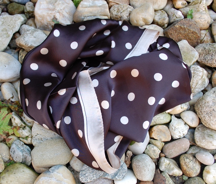 Šatka čierna biela hodvábná luxusná s guličkami 