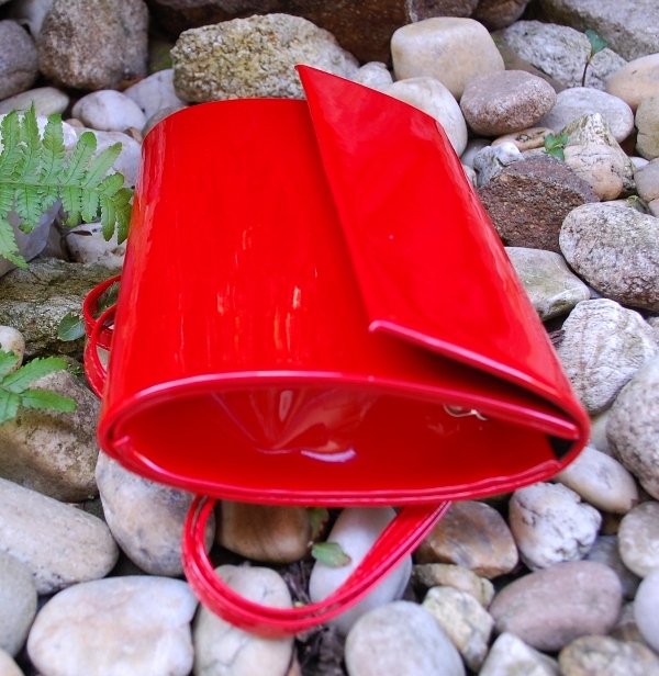 Kabelka listová červená laková dlhé ramienko