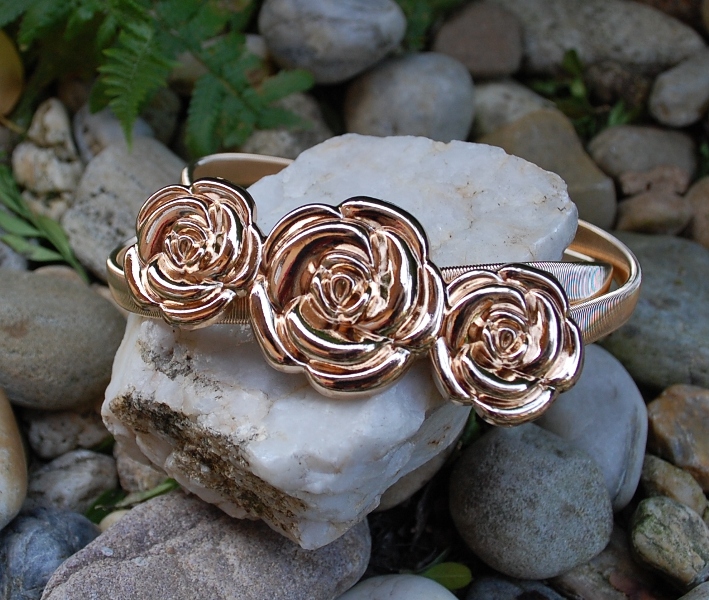 Opasok zlatý pružný kovový kvety