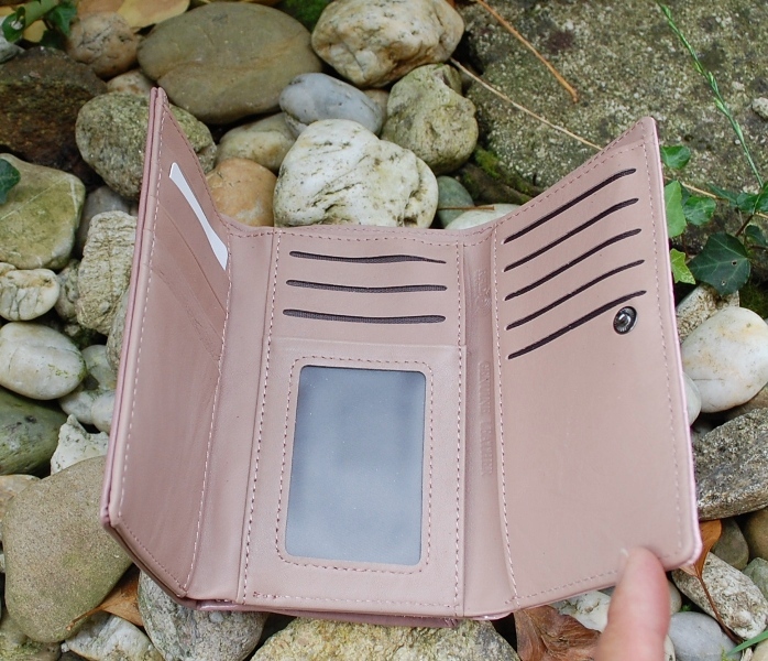 Dámska ružová kožená peňaženka so zlatým kvetom