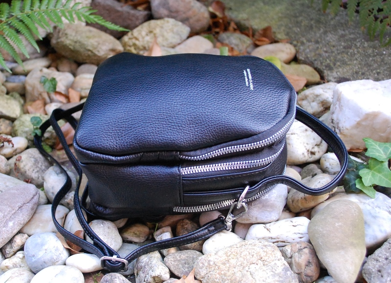 Ruksak čierny strieborné kovanie oddelenia na zips