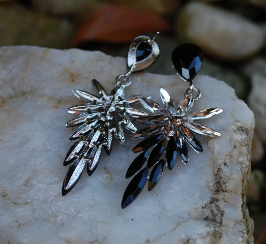 Náušnice štrasové čierne strieborné brúsené sklo