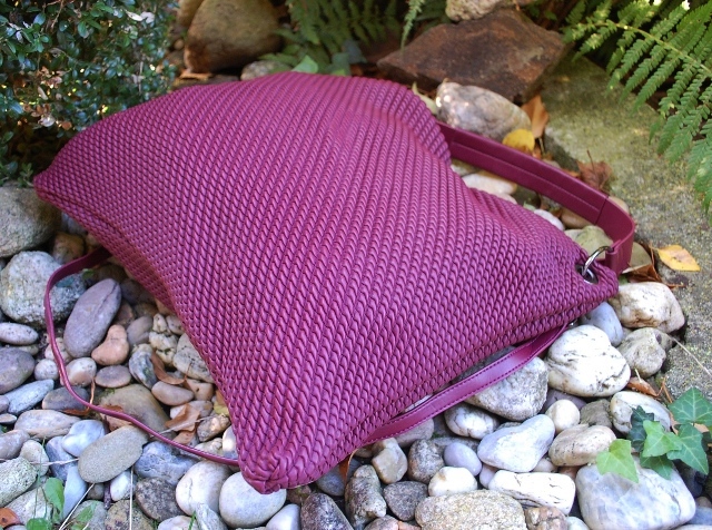 Kabelka bordová matná plastický prepletaný vzor