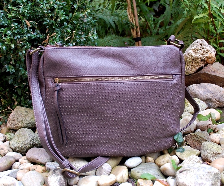 Kabelka hnedá matná perforovaná crossbody menšia