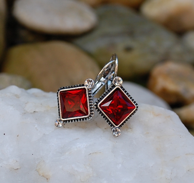 Náušnice červené s leskom brúsené sklo vintage