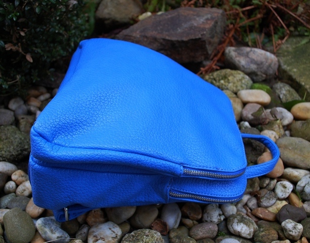 Batoh modrý strieborné kovanie a zipsy 