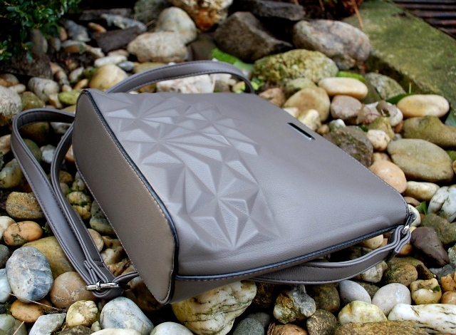 Kabelka šedá matná štepovaná strieborné kovanie 