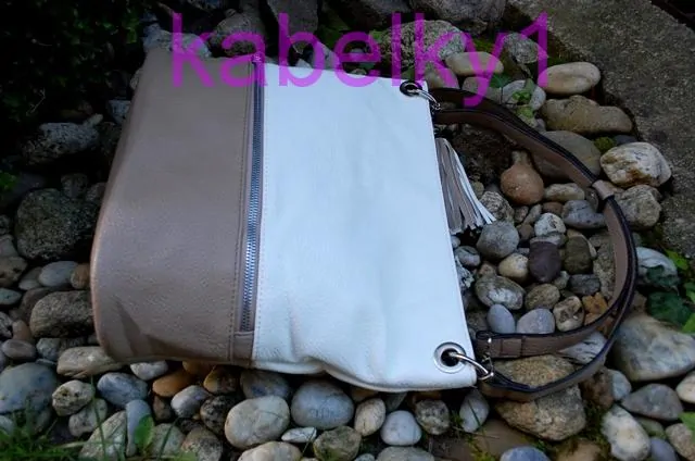 Kabelka bielo krémová crossbody strieborné kovanie 