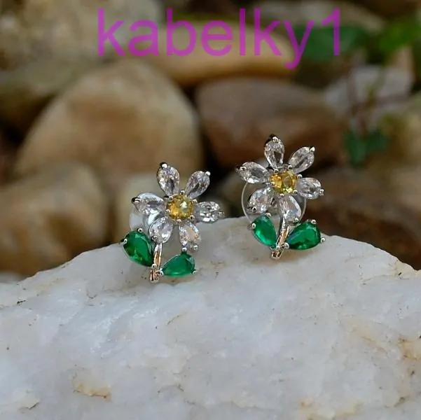 Náušnice strieborný kvietok zelené lístočky brúsené sklo 