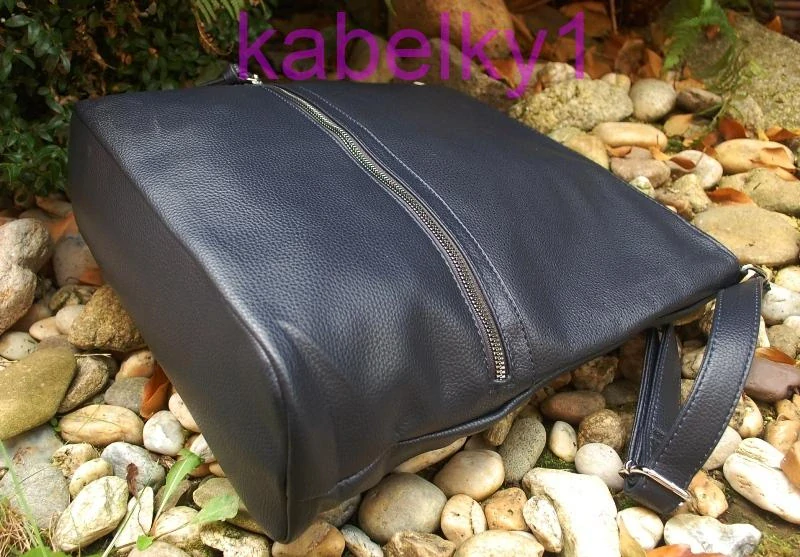 Kabelka modrá tmavá perforovaná crossbody strieborné zipsy