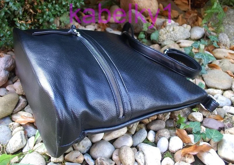 Kabelka čierna perforovaná crossbody strieborné zipsy
