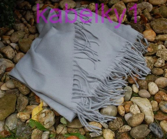 Šál šedý bledý dlhé strapčeky