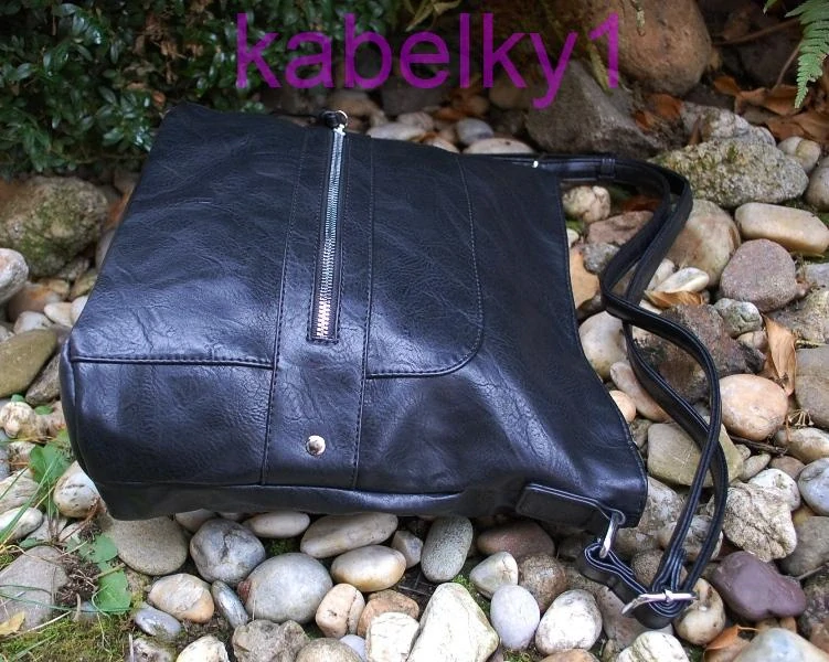Kabelka čierna matná crossbody čierne zipsy a kovanie 