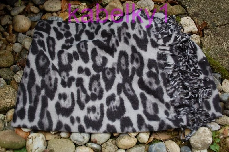 Šál šedý čierny leopard tmavý strapčeky