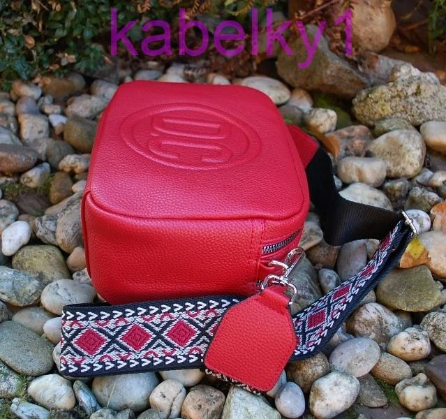 Kabelka červená strieborné kovanie zipsové priečinky