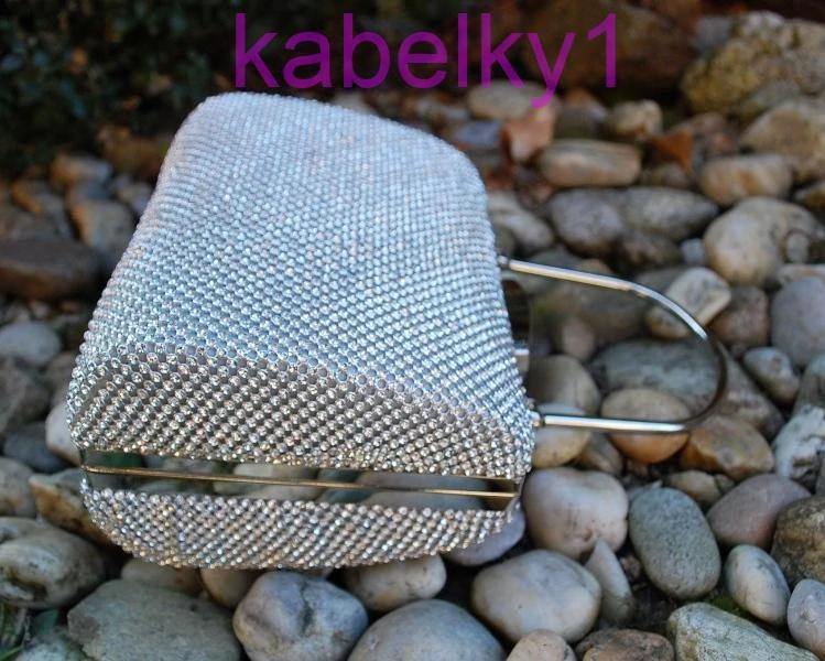 Kabelka strieborná štrasová plesová strieborná rúčka