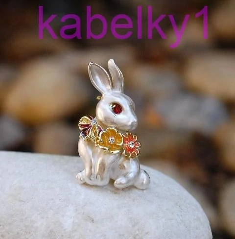 Brošňa zajačik s kvetinkami