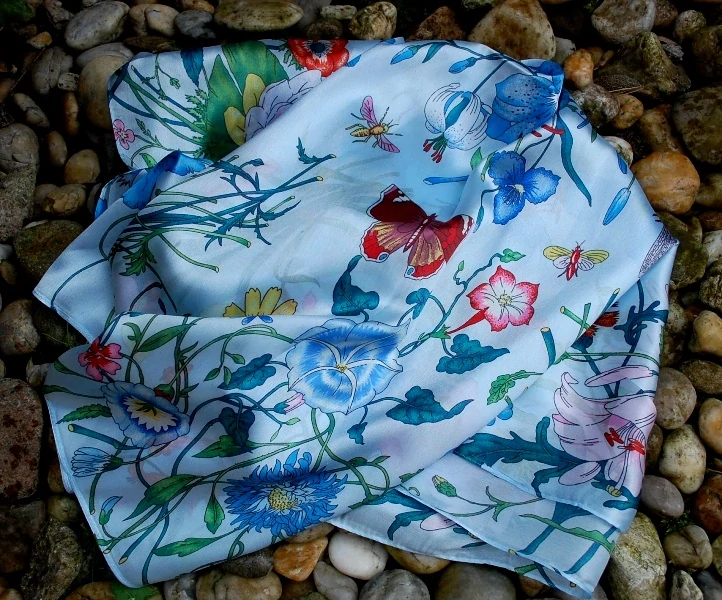 Šál modrý žltý zelený ružový červený kvety a motýle