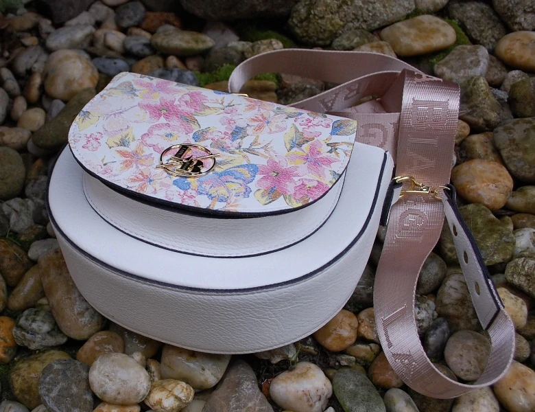 Kabelka biela crossbody ružové kvety modré motýle zlaté kovanie LAURA BIAGGI