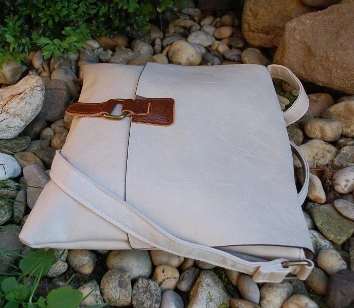 Kabelka smotanová mosadzné kovanie ozdobná pracka