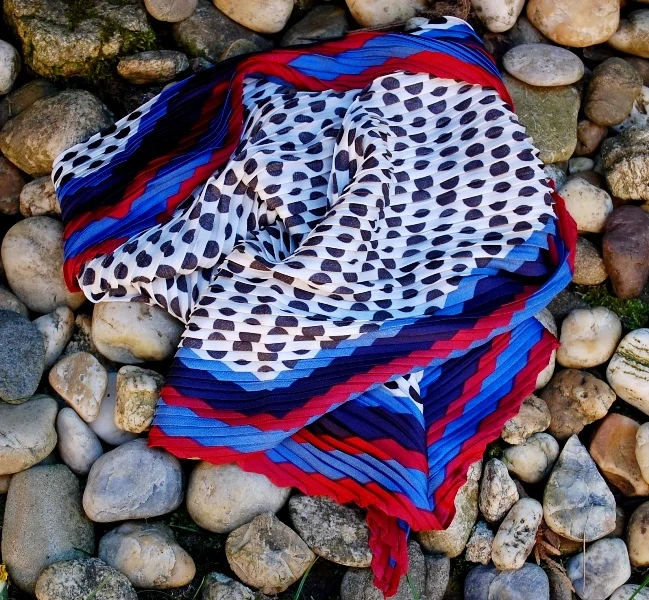 Šatka modrá biela červená hodvábná luxusná  